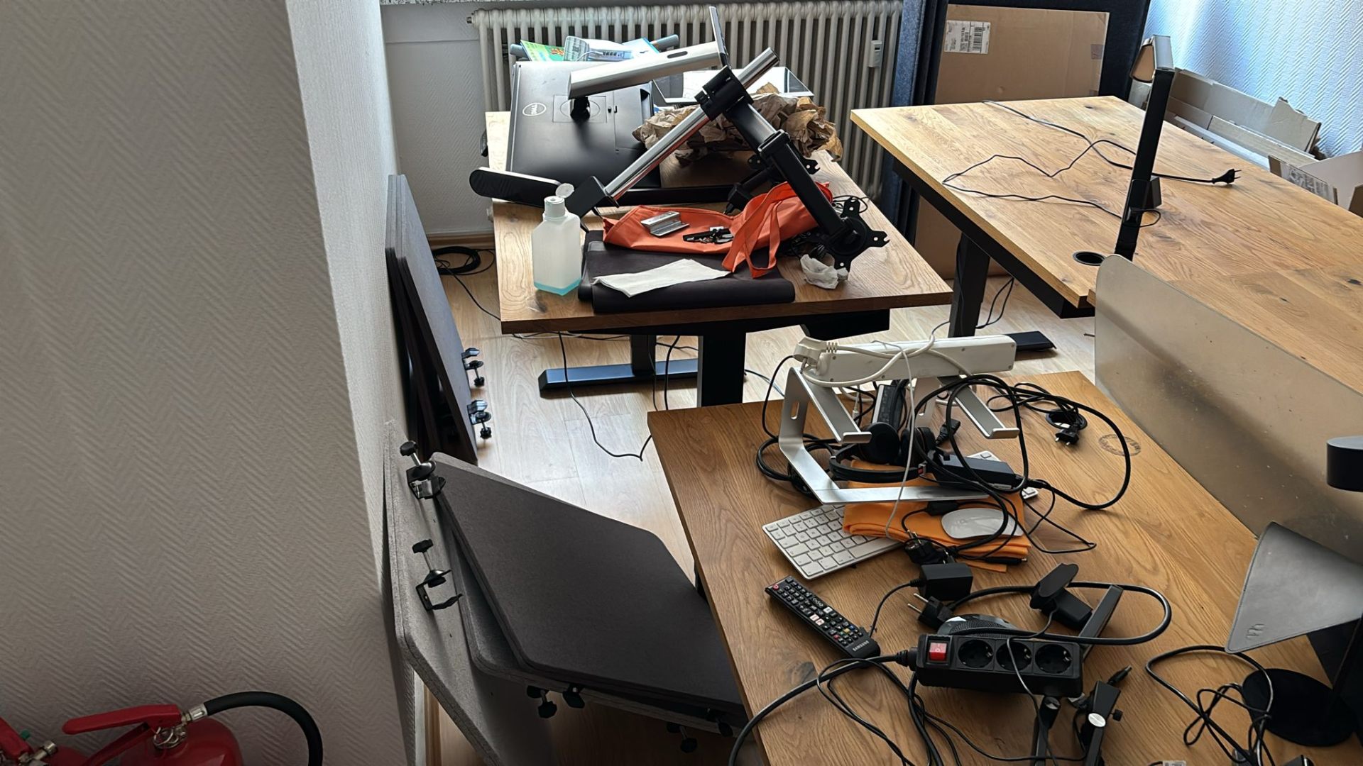 Büroräume vor der Demontage – Monitore, Kabel und Möbel