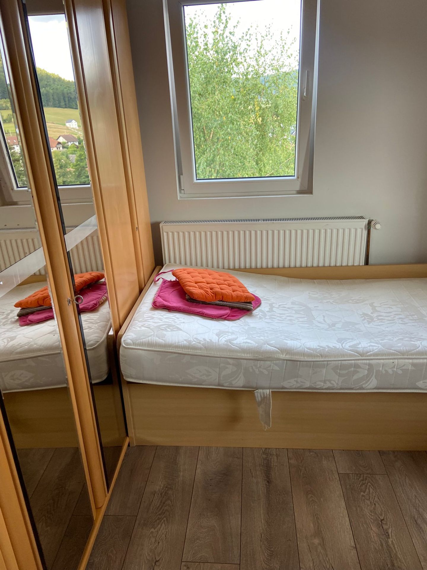 Schlafzimmer mit Bett und Schrank