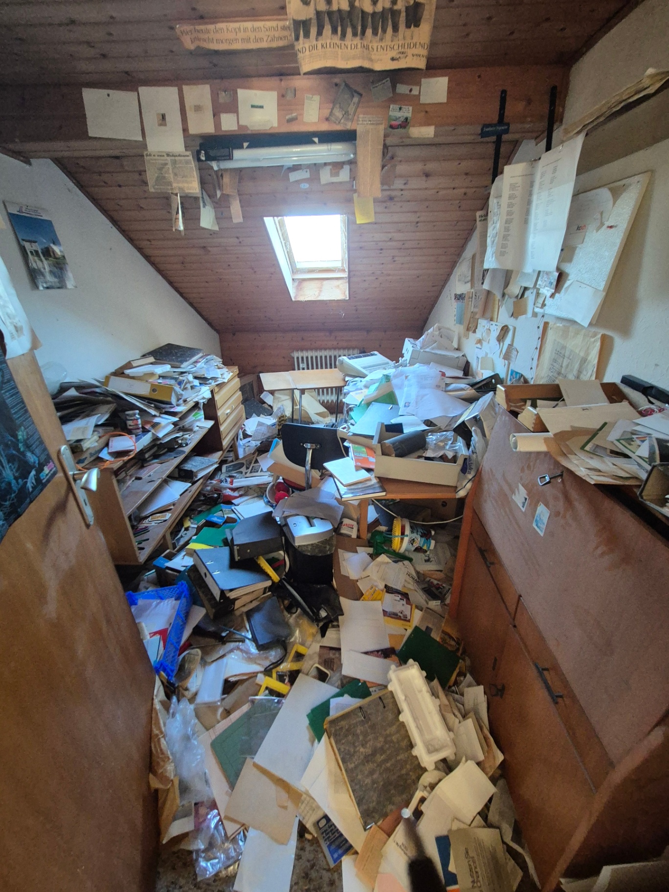 Dachzimmer voller Akten, Papierstapel, Ordner und Unterlagen