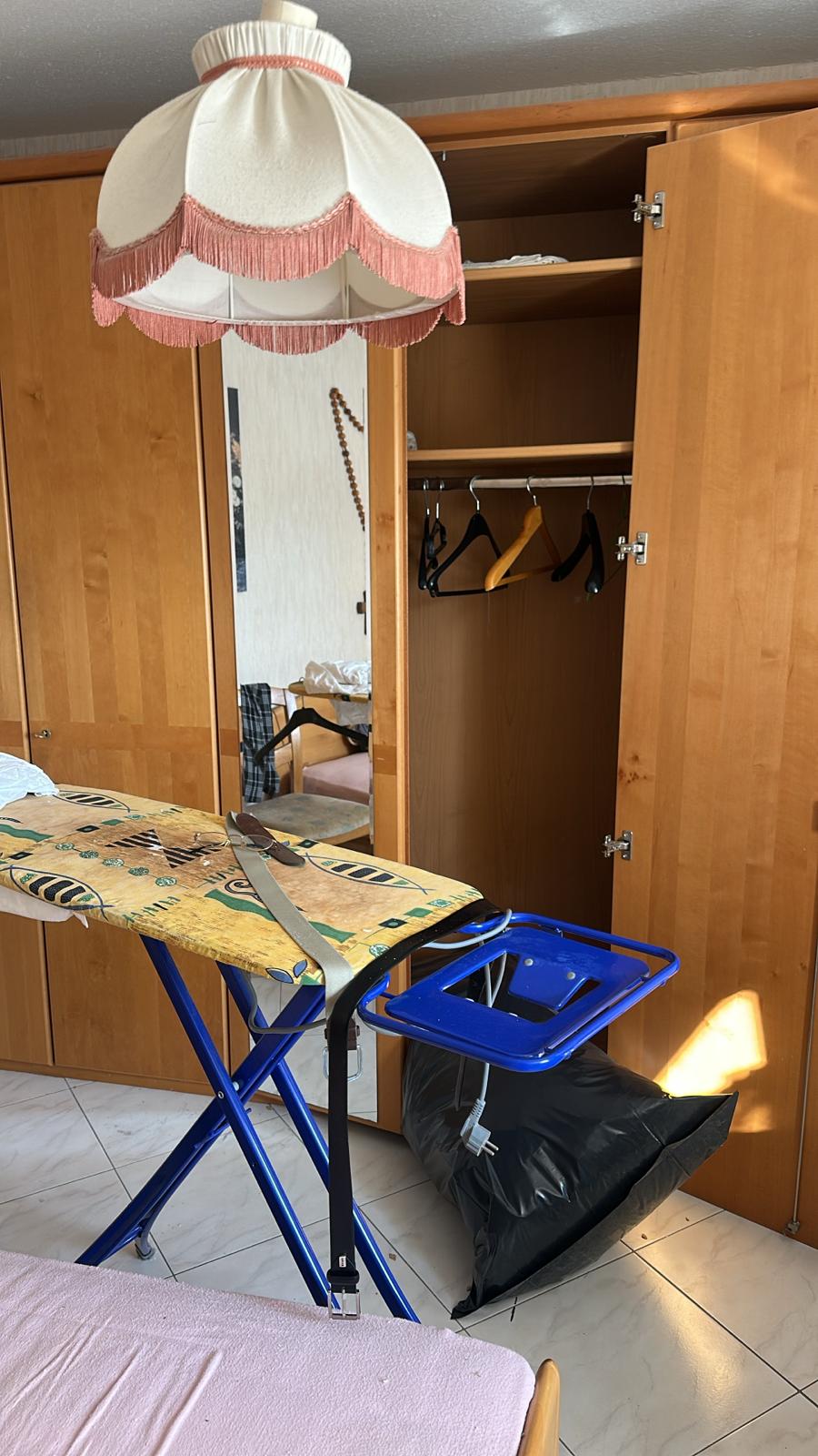 Zweites Schlafzimmer mit Kleiderschrank vor der Räumung