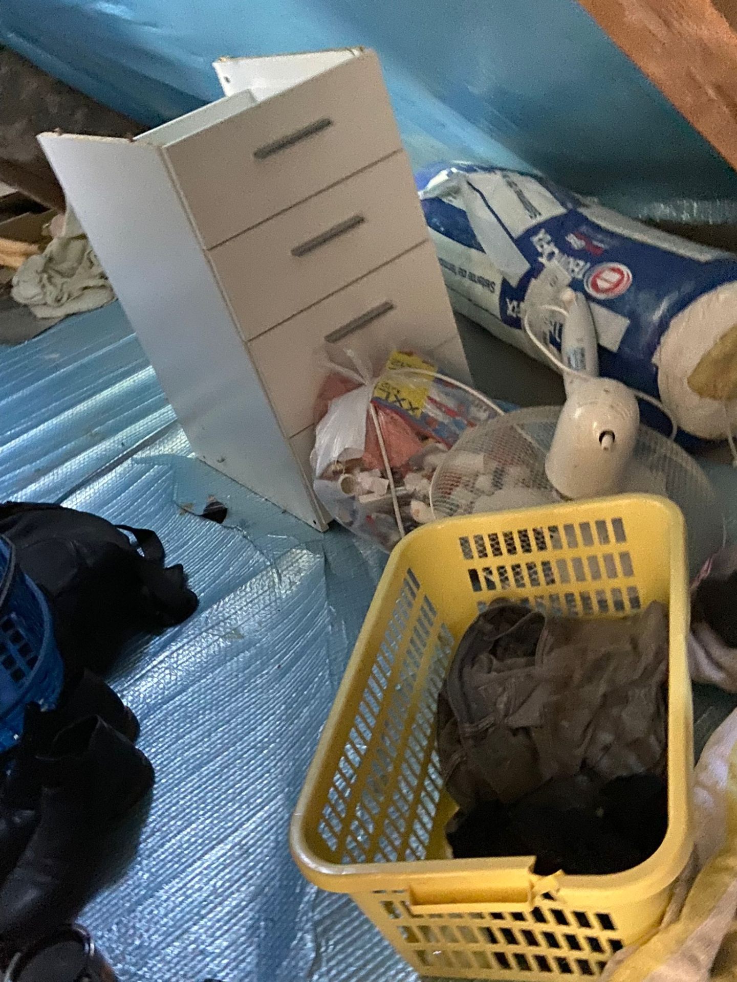 Dachboden mit Kommode und gepackten Säcken