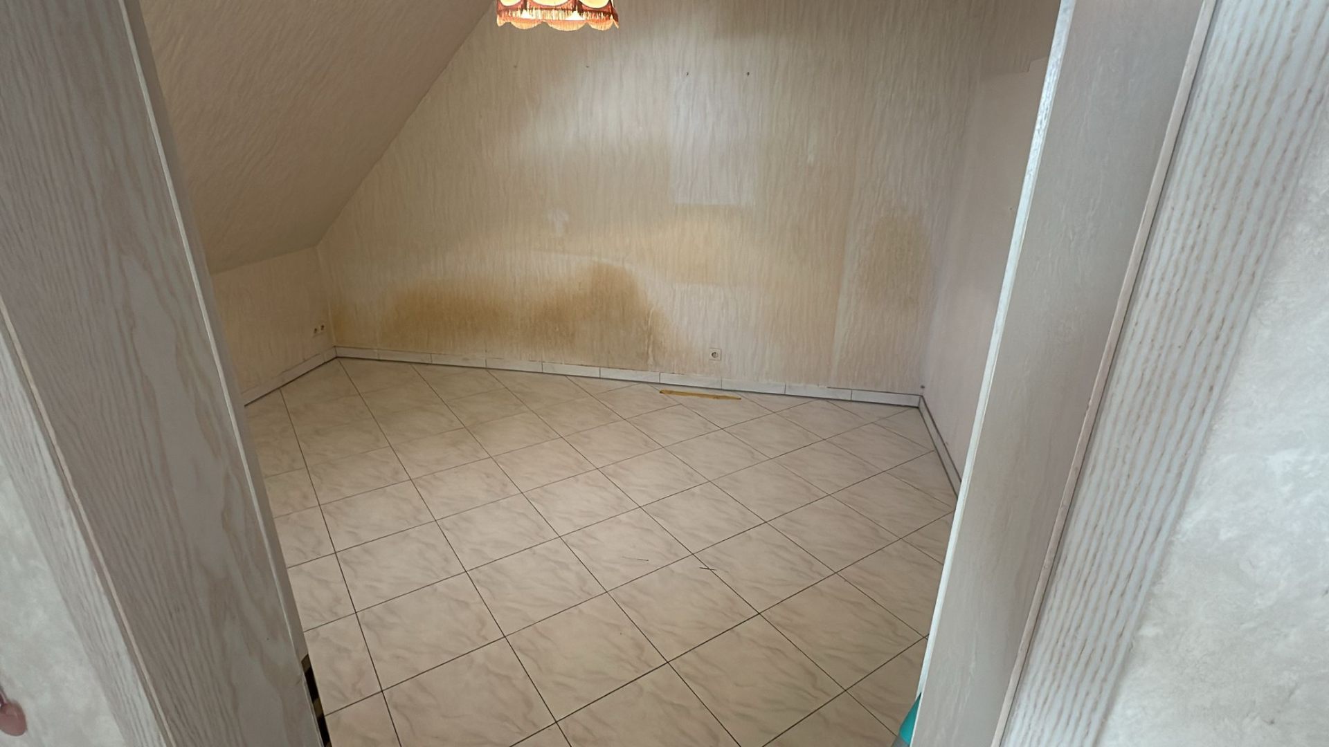 Schlafzimmer – Schlafzimmer mit Bett und persönlichen Gegenständen – nachher