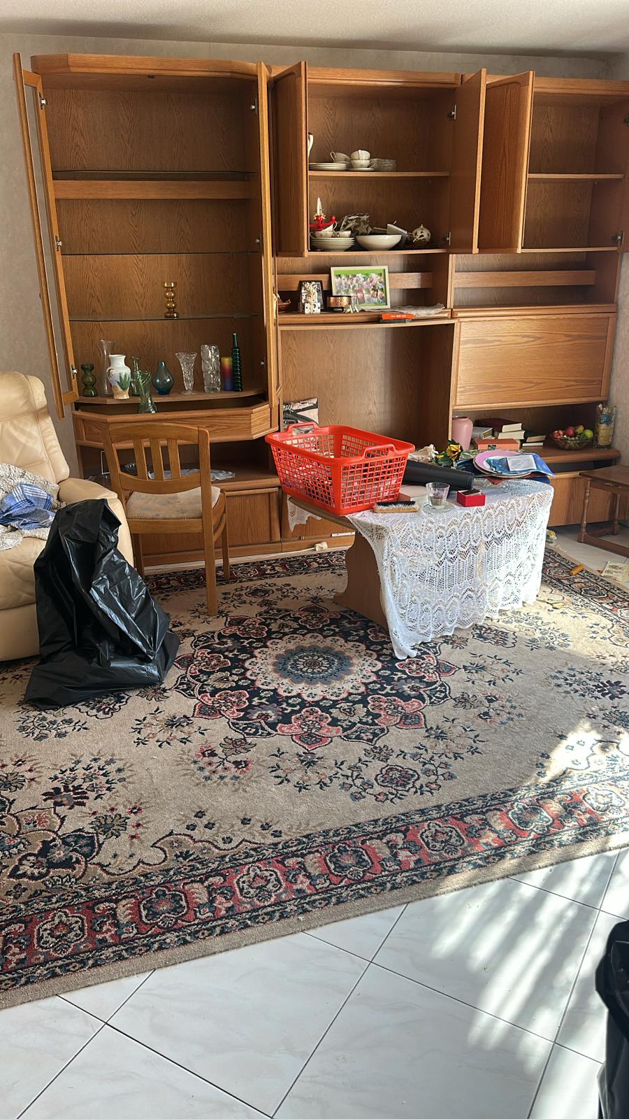 Wohnzimmer – Wohnzimmer mit Schrankwand und Teppich – vorher