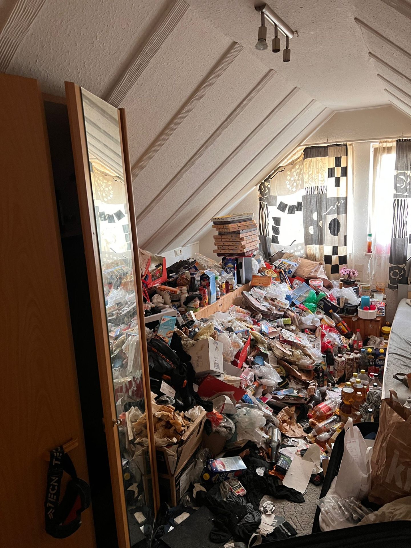 Dachzimmer mit Schräge, vollständig zugestellt