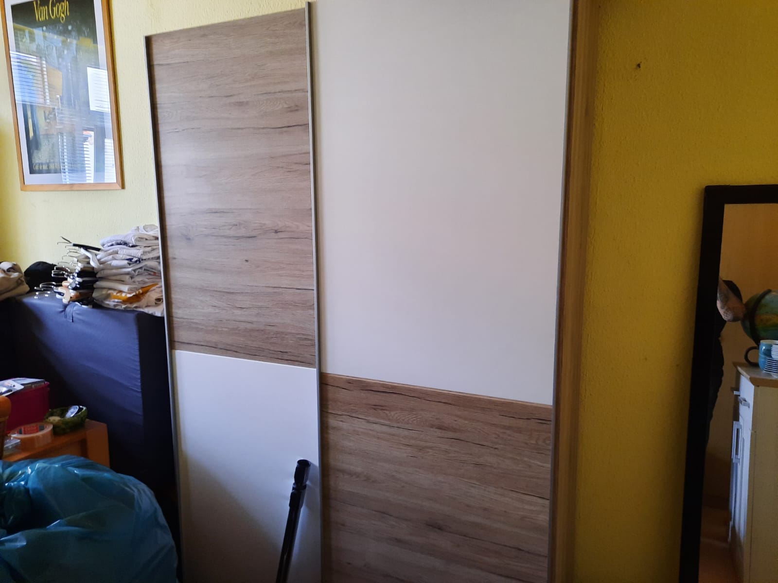 Schlafzimmer mit Schiebetürenschrank