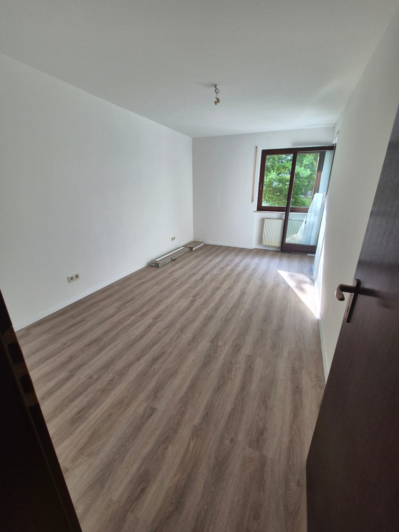 Leeres Zimmer mit Balkontür nach der Haushaltsauflösung