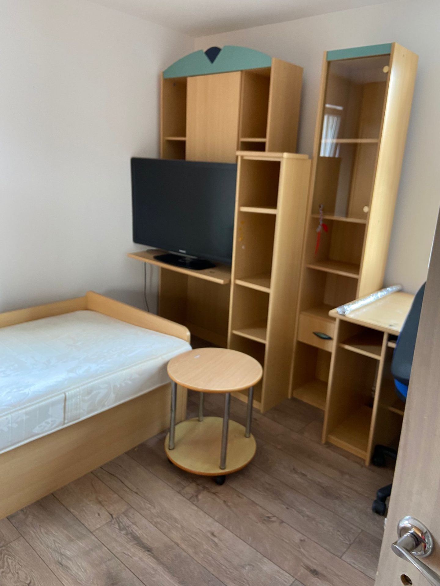 Kinderzimmer mit Möbeln und Spielsachen