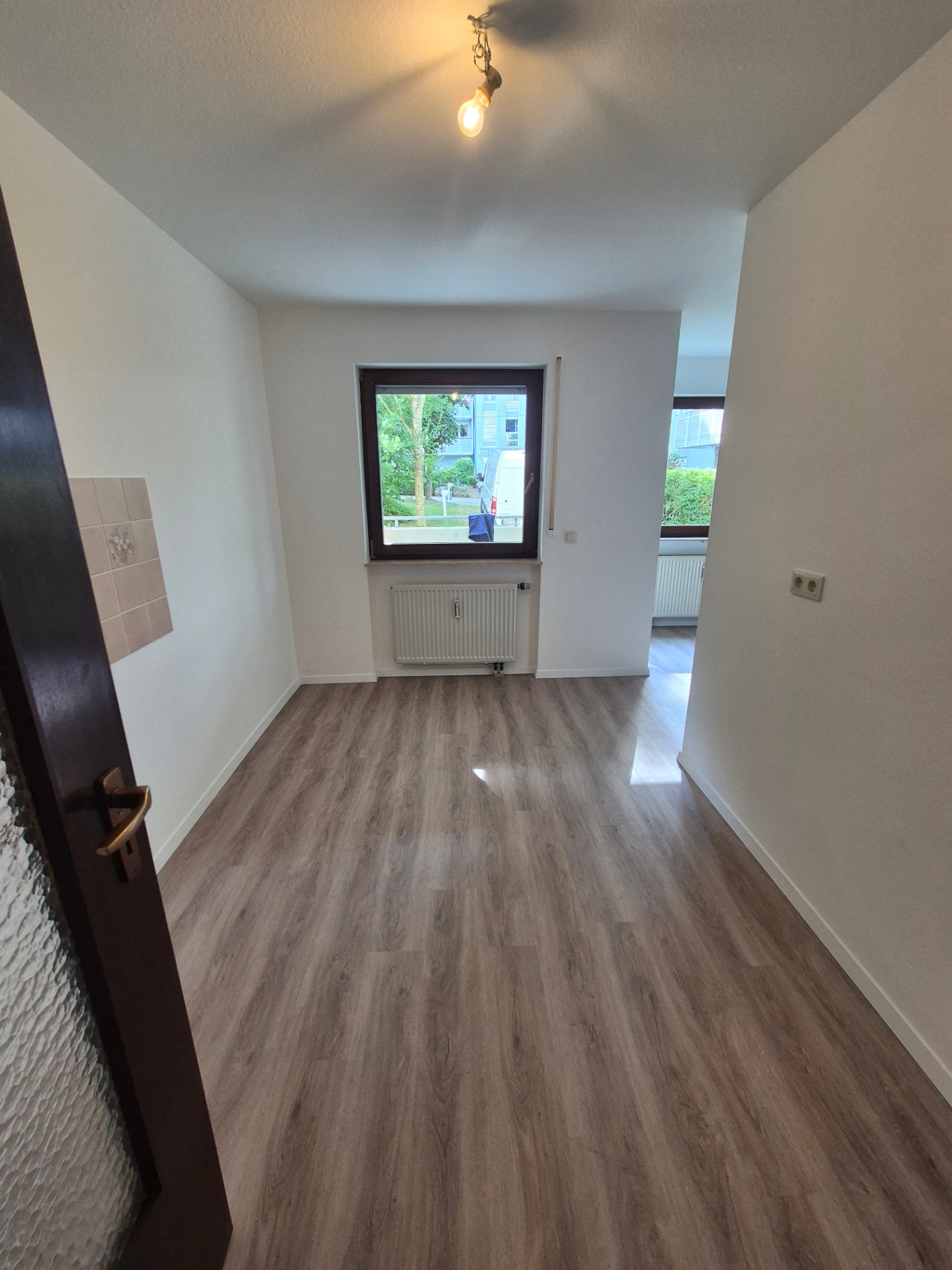 Leeres Zimmer mit Fenster zum Garten, besenrein übergeben