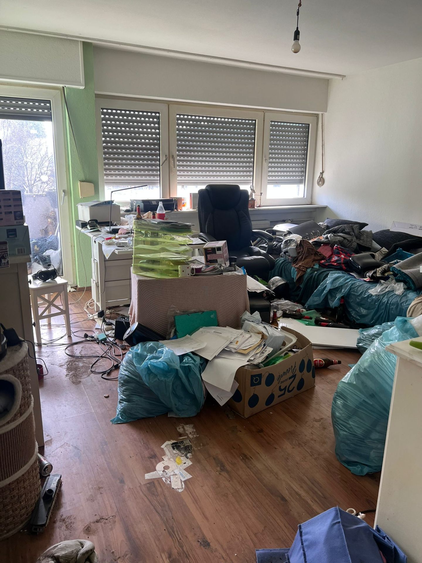 Stark belastetes Wohnzimmer vor der Räumung