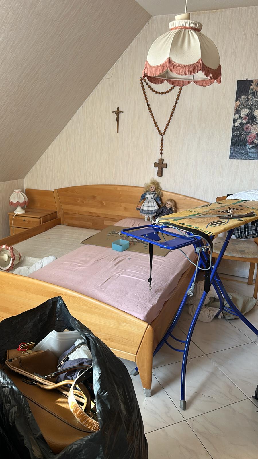 Schlafzimmer – Schlafzimmer mit Bett und persönlichen Gegenständen – vorher