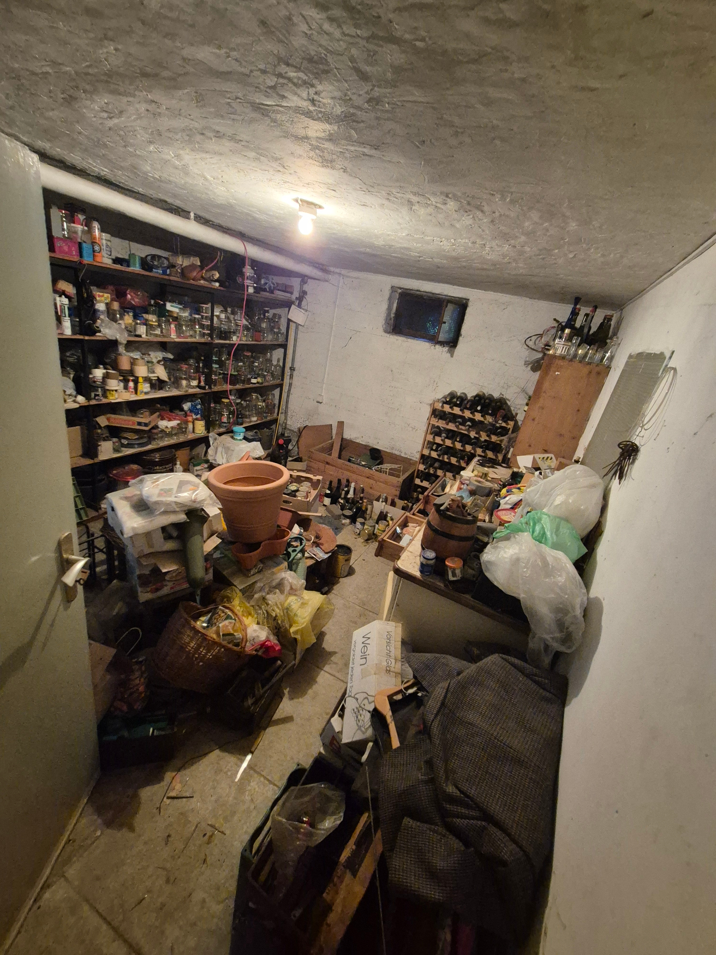 Alter Vorratskeller mit Einmachgläsern, Flaschen und Hausrat