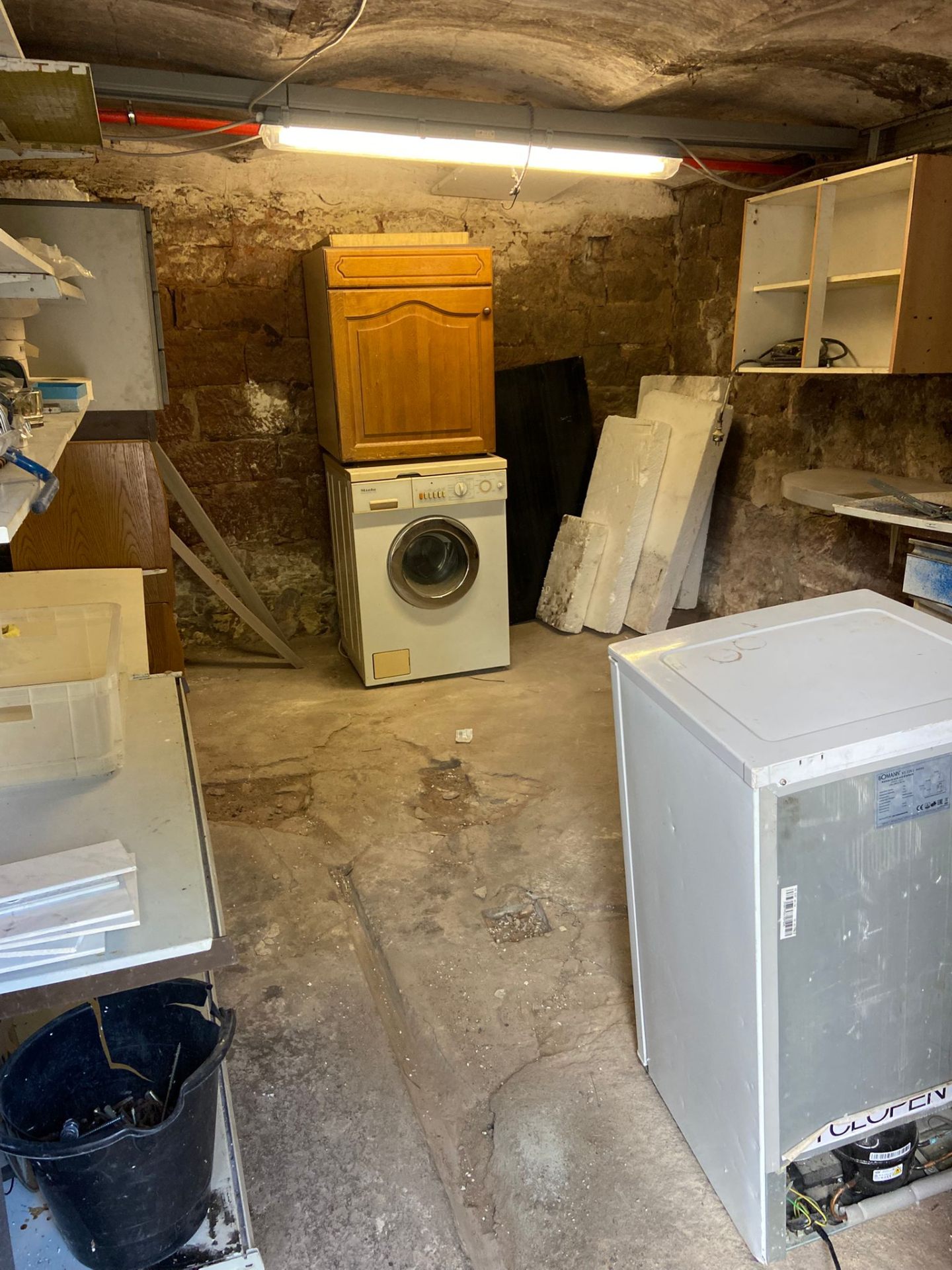 Keller mit Waschmaschine und Kühlschrank