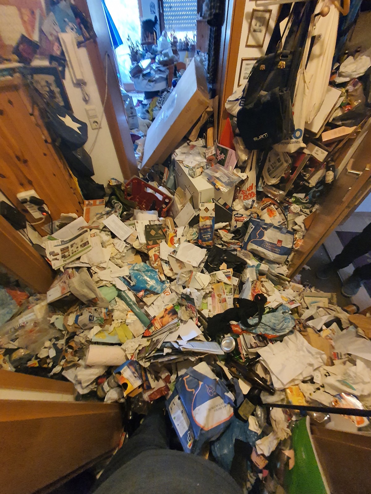 Vollgestellter Flur vor der Räumung
