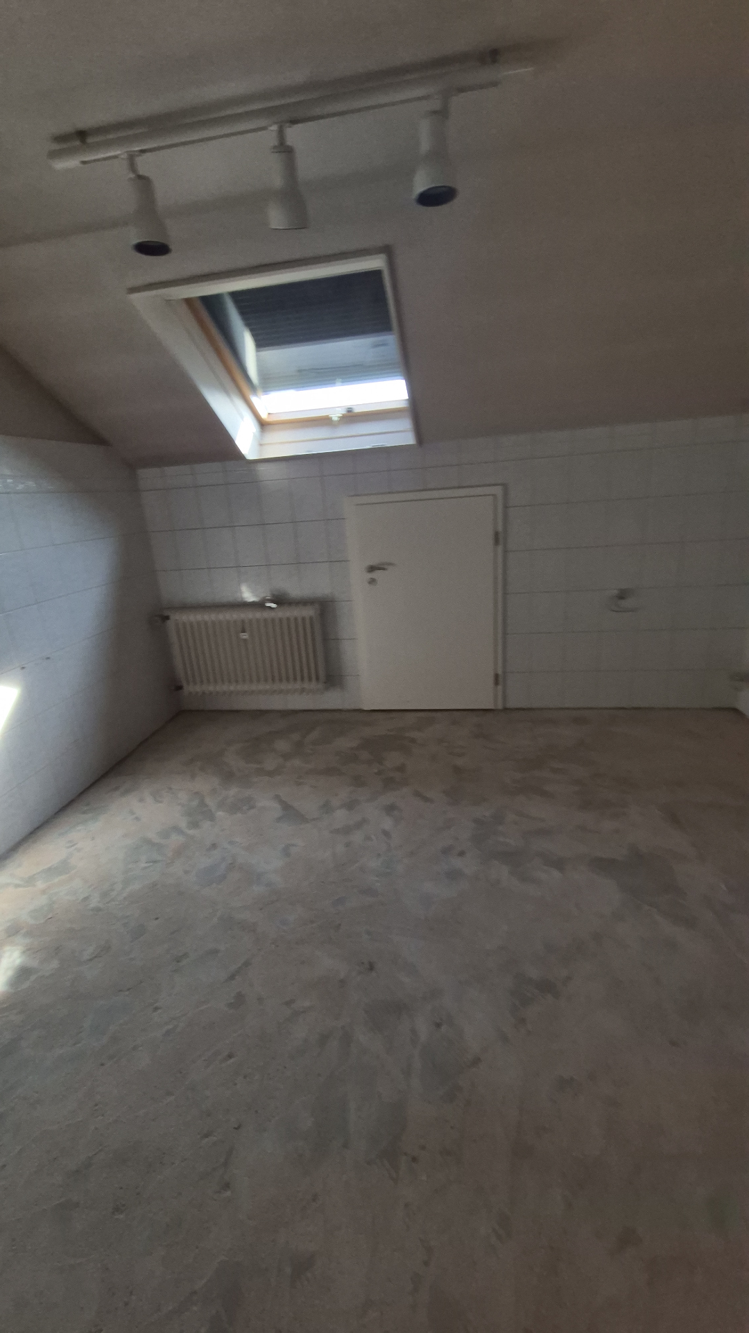 Komplett entrümpeltes Dachbad mit Dachfenster