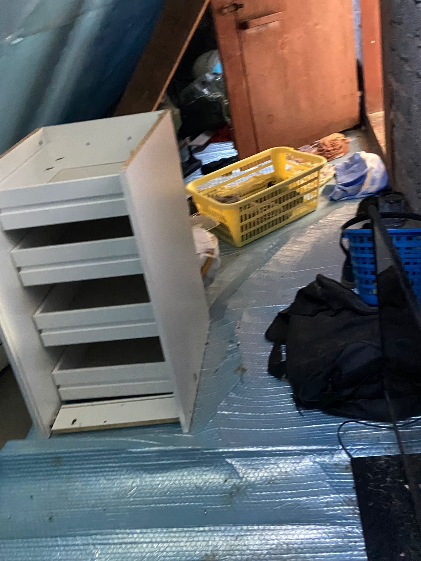 Haushaltsauflösung in Aschaffenburg – Dachboden mit Kommode und Wäschekorb